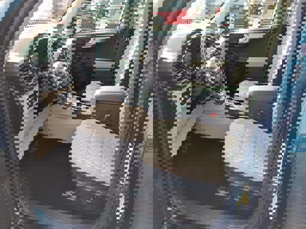 Certified 2020 Ford Escape SE image 11