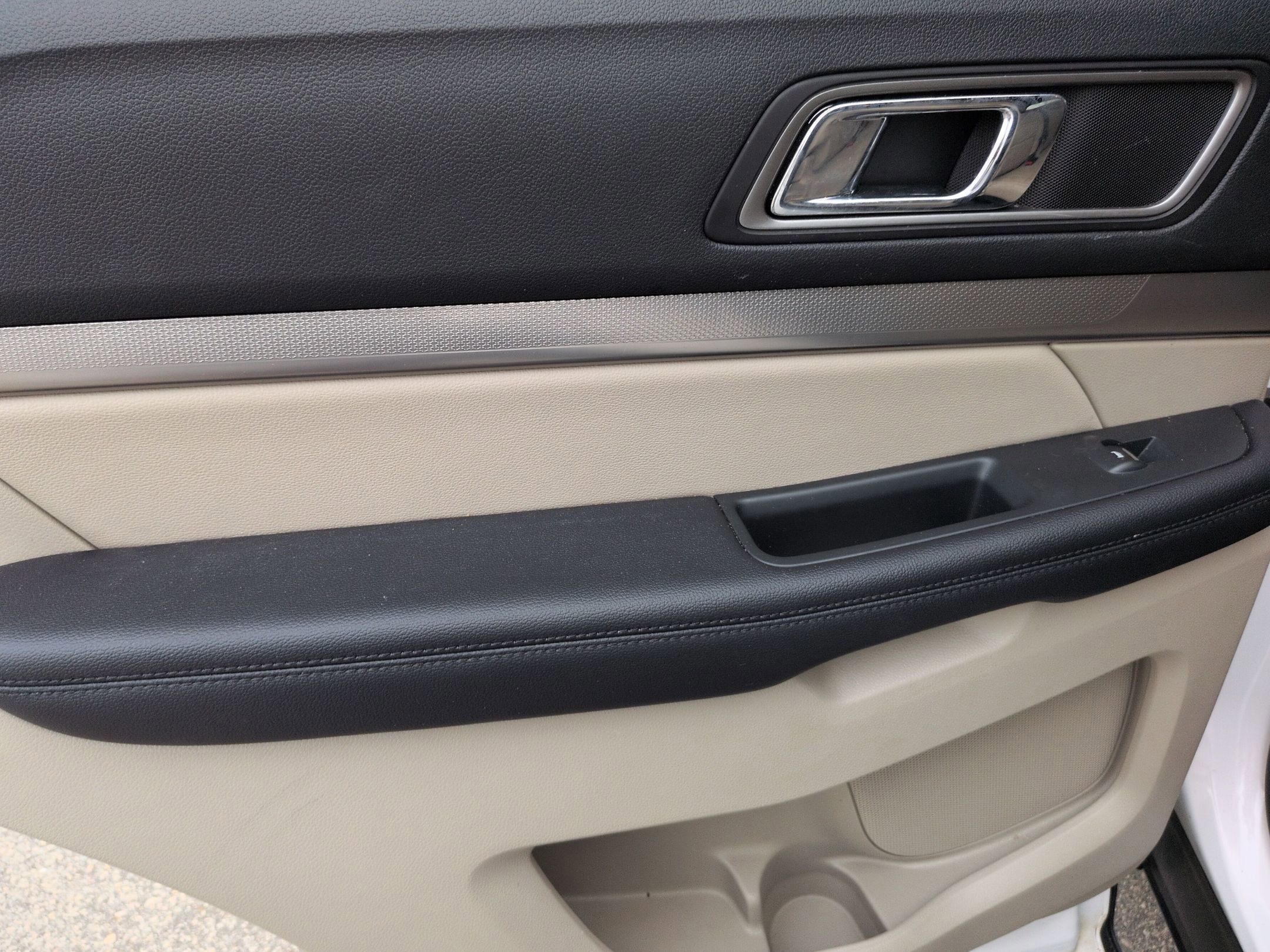 Certified 2018 Ford Explorer XLT w/ Equipment Group 202A image 27