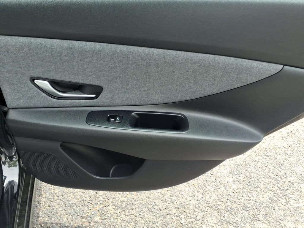 Used 2023 Hyundai Elantra Limited FWD image 11