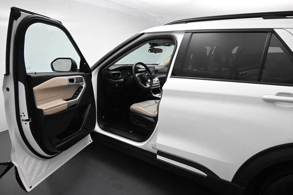 Certified 2023 Ford Explorer XLT w/ Equipment Group 202A RWD image 9