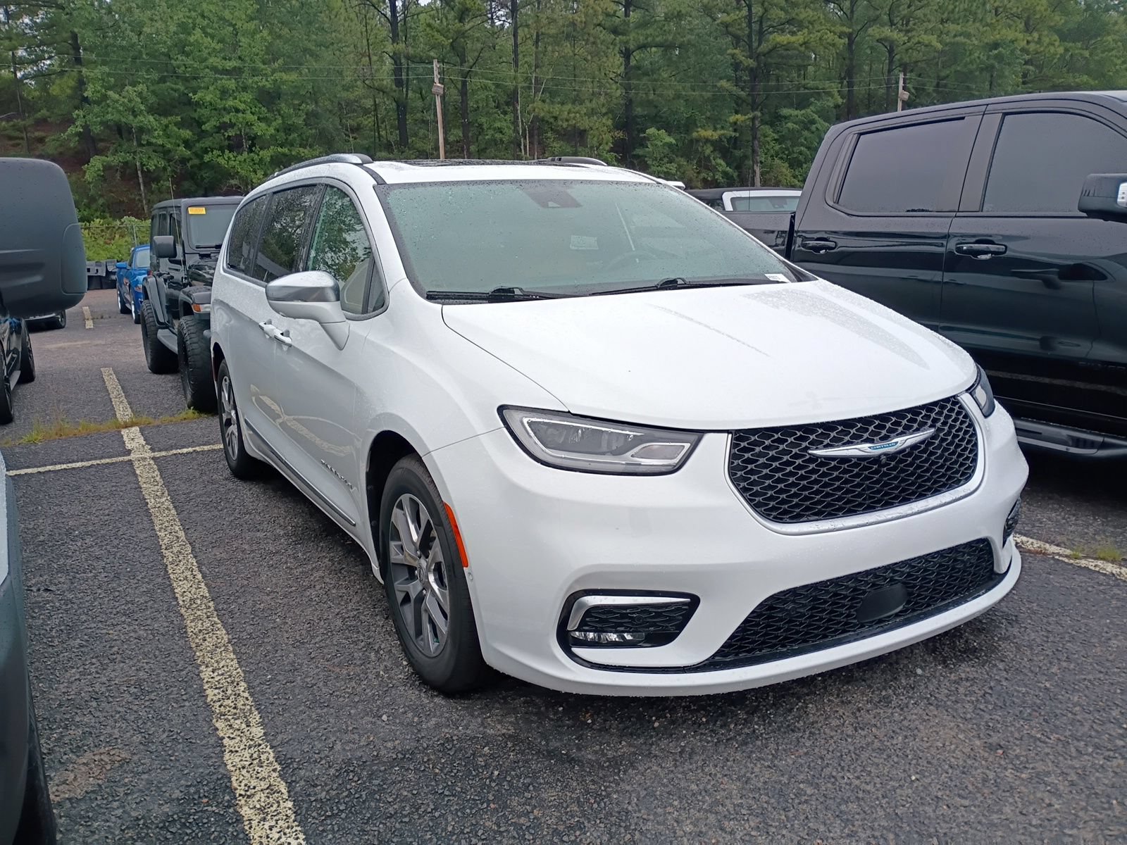 Used 2021 Chrysler Pacifica Pinnacle FWD image 3