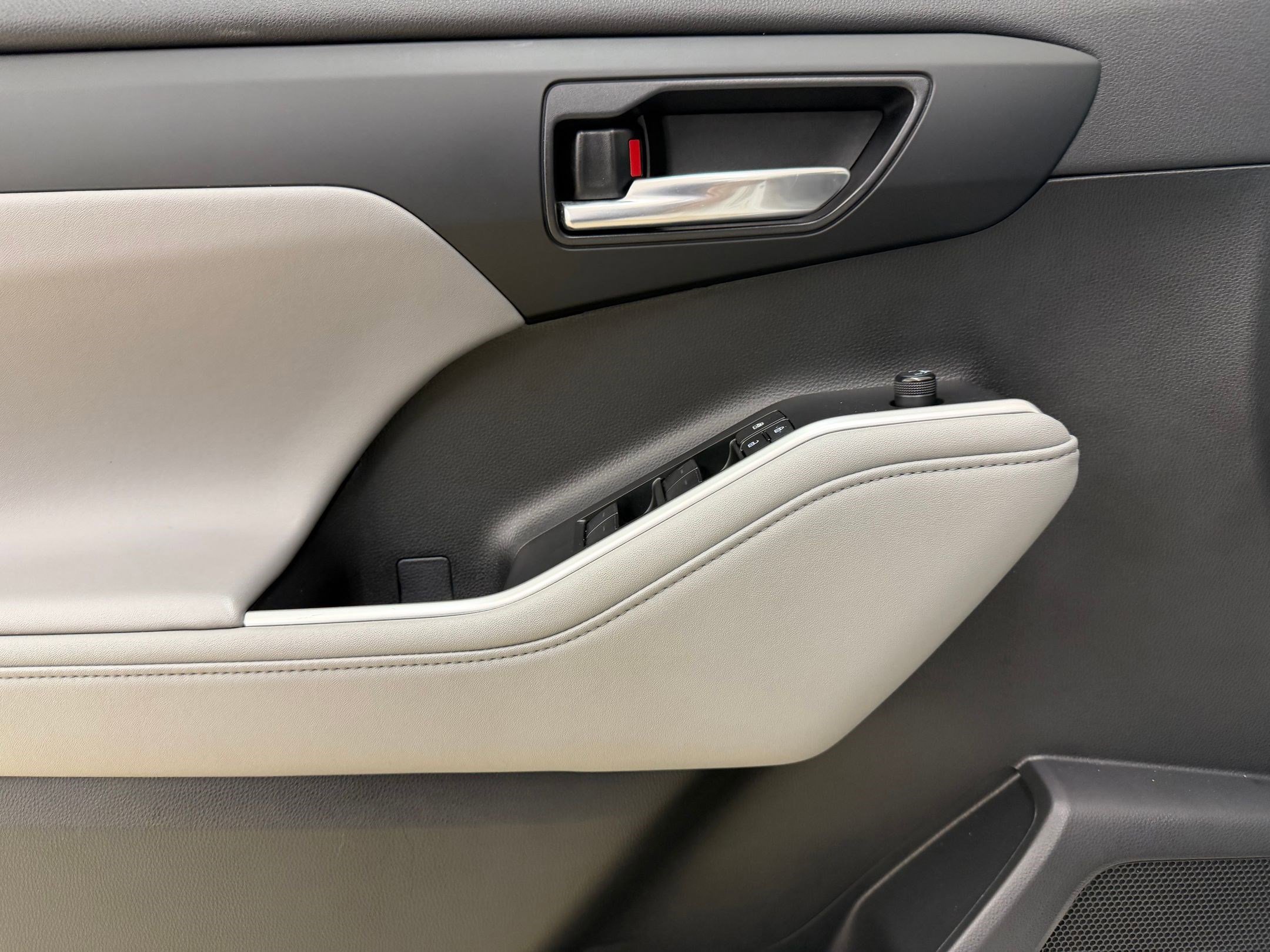 Used 2023 Toyota Highlander XLE image 4