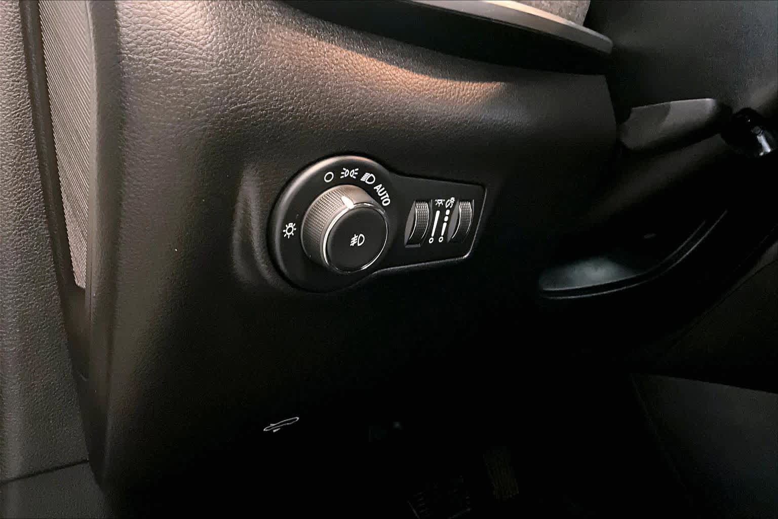 Used 2024 Jeep Compass Latitude AWD/4WD image 37