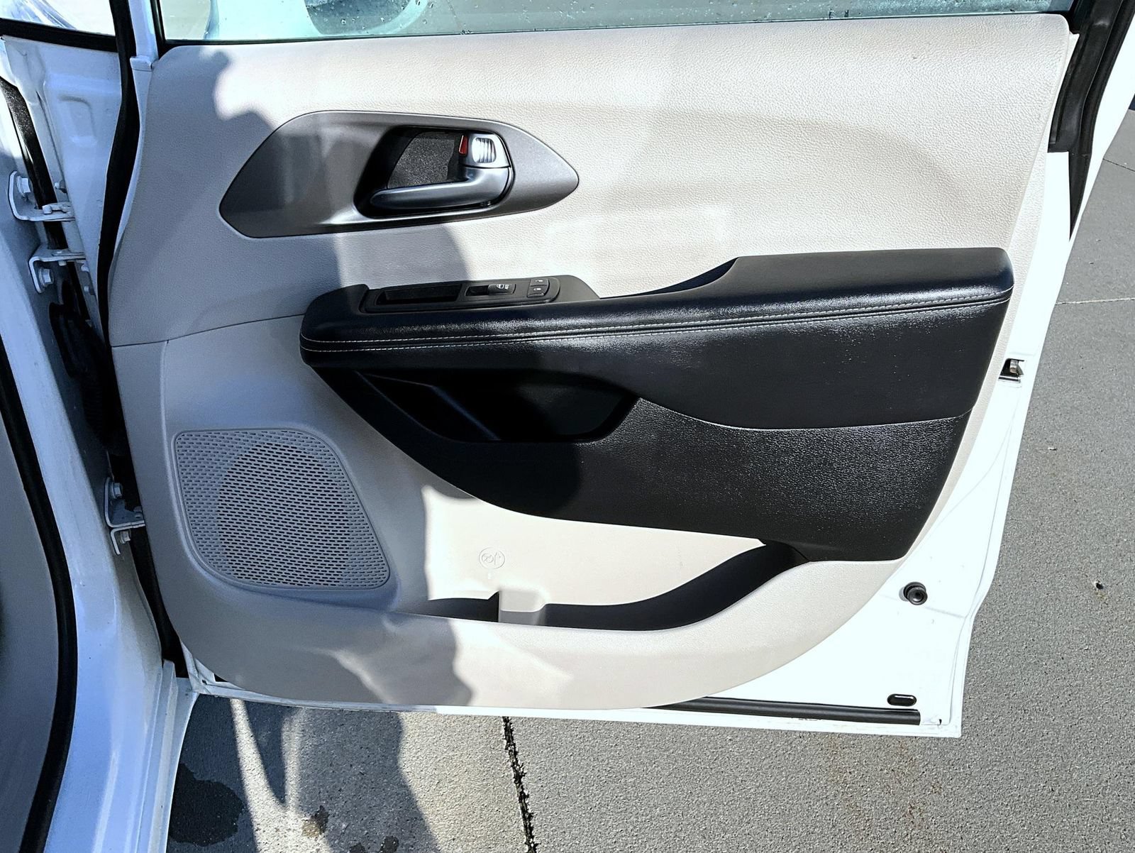 Used 2022 Chrysler Pacifica Touring-L FWD image 17