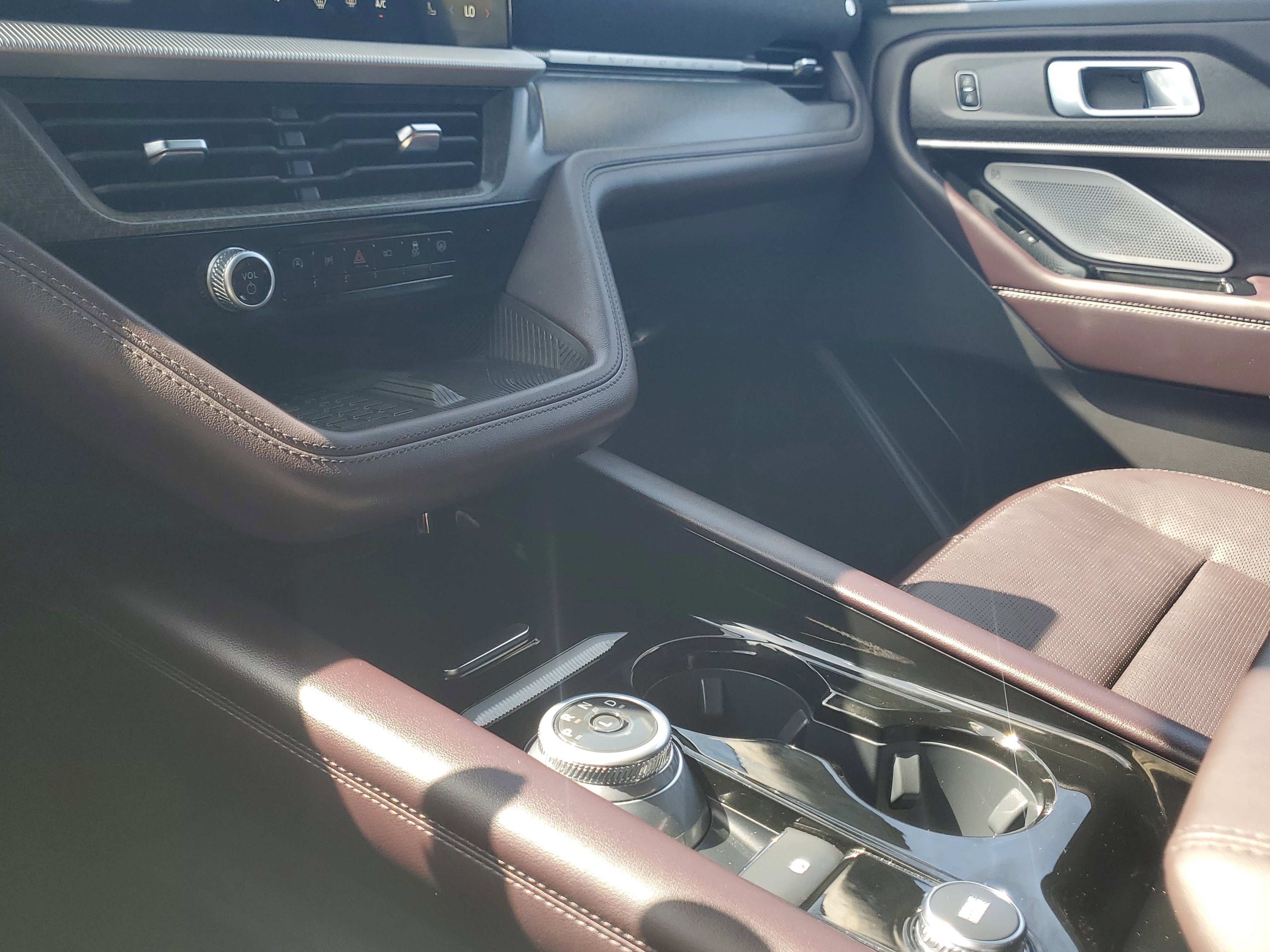 Certified 2025 Ford Explorer Platinum image 29