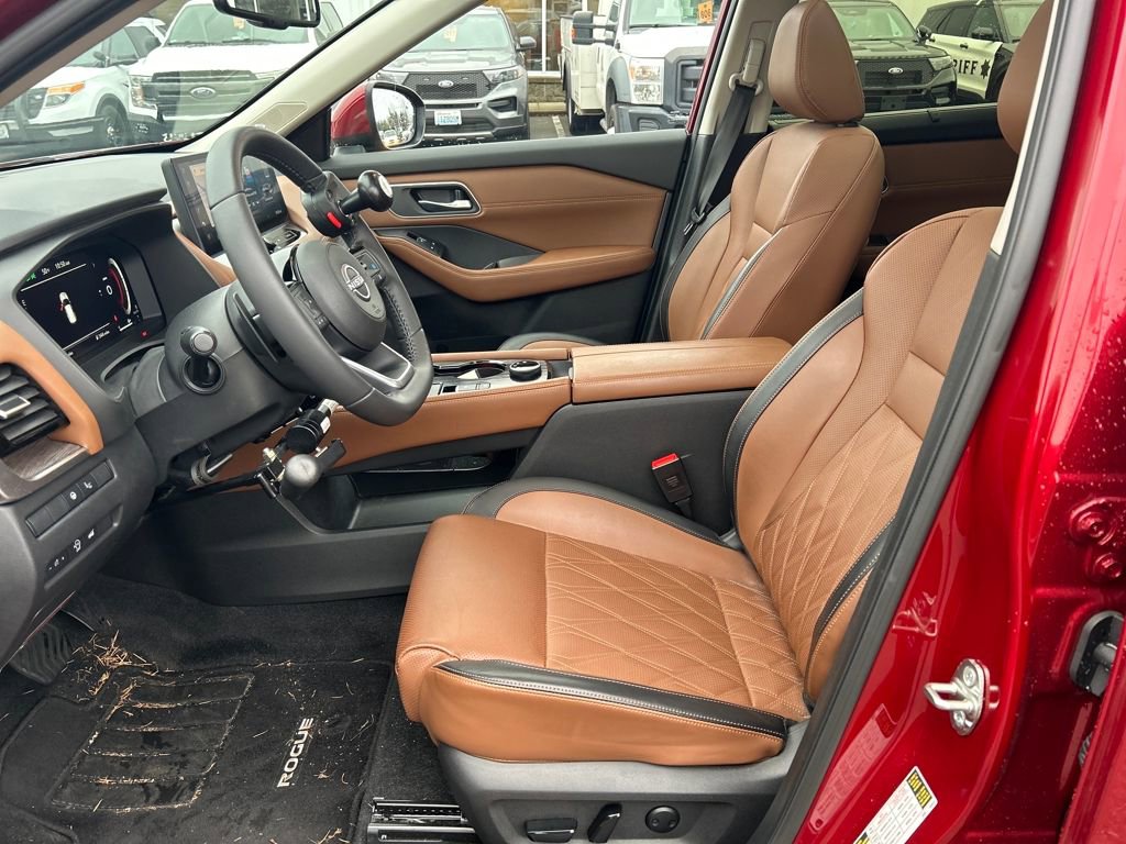 Used 2024 Nissan Rogue Platinum w/ Platinum Premium Package image 5