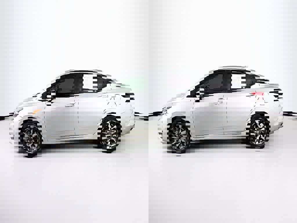 Used 2023 Nissan Versa SV image 3