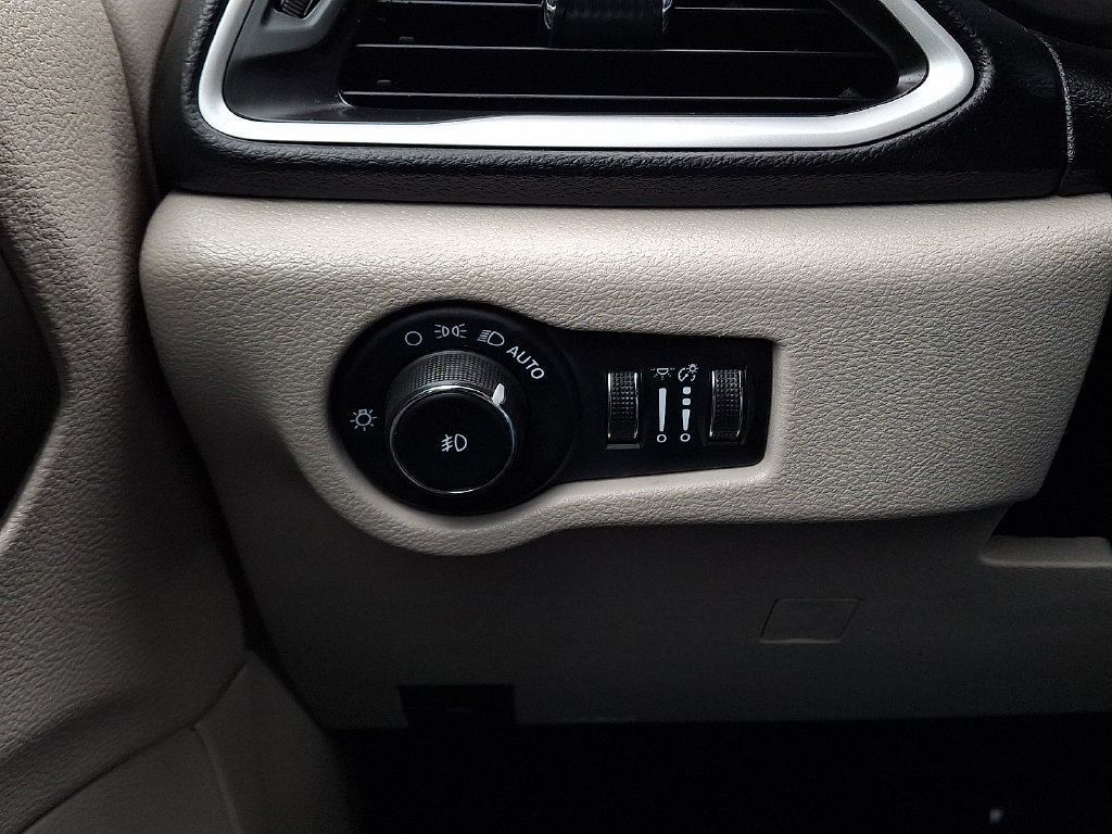 Used 2024 Chrysler Pacifica Touring-L FWD image 28