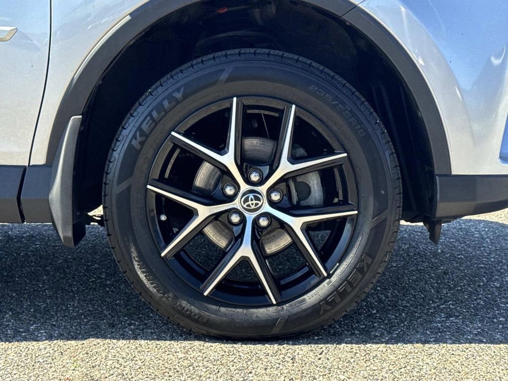 Used 2018 Toyota RAV4 SE w/ Advanced Technology Package image 30
