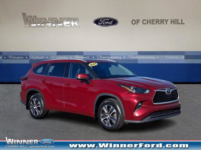 Used 2022 Toyota Highlander XLE AWD/4WD image 6