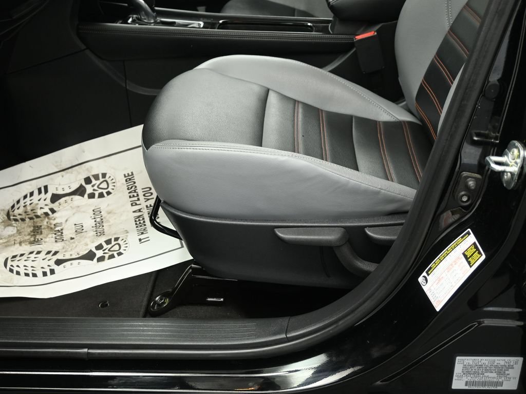 Used 2023 Nissan Kicks SR w/ SR Premium Package FWD image 10