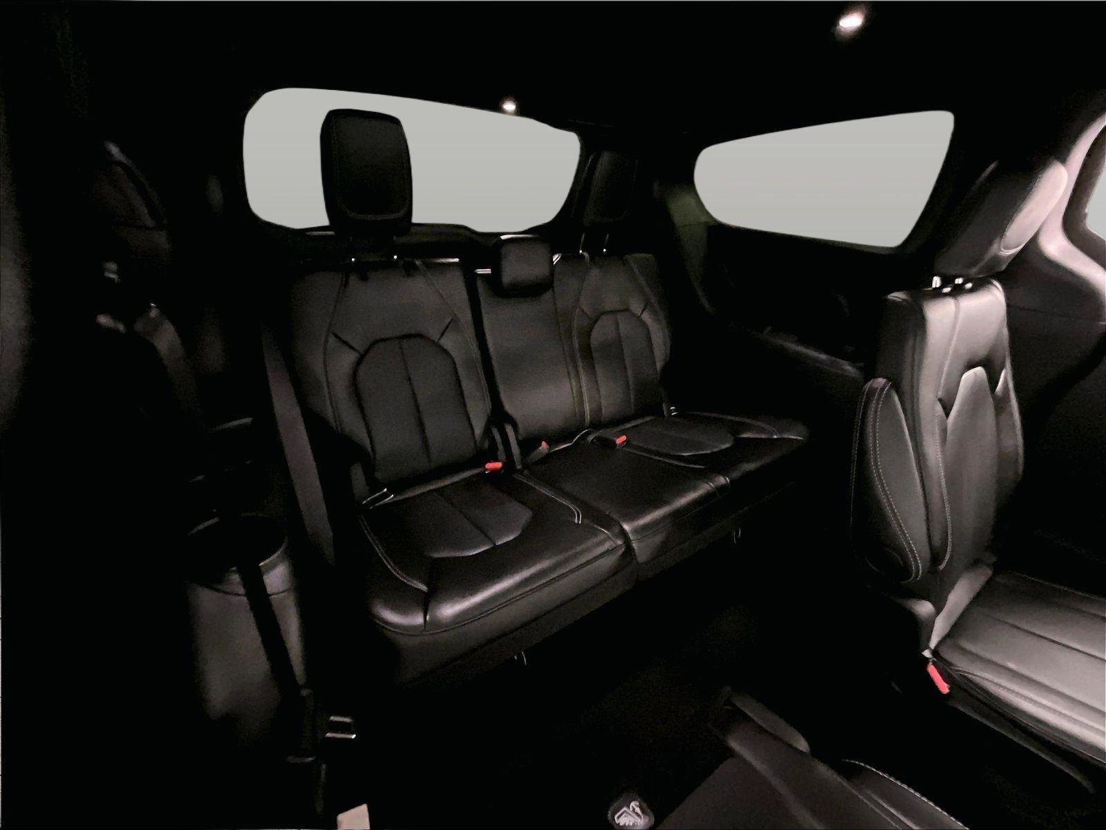 Used 2025 Chrysler Pacifica Select image 27