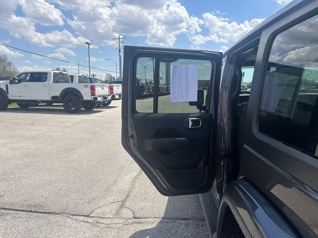 Used 2018 Jeep Wrangler Unlimited Sahara AWD/4WD image 16