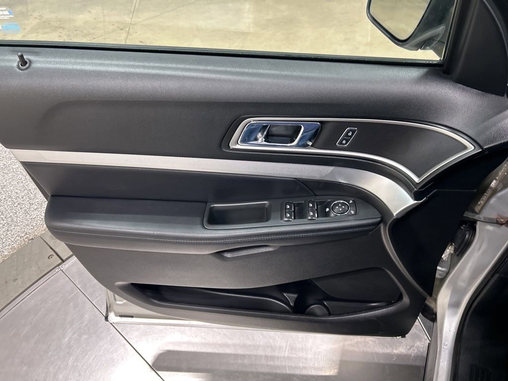 Certified 2017 Ford Explorer XLT w/ Equipment Group 202A image 14