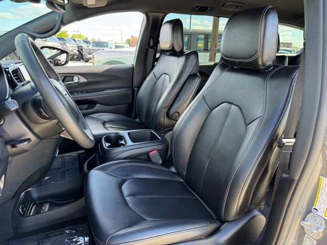 Used 2025 Chrysler Pacifica Select FWD image 14