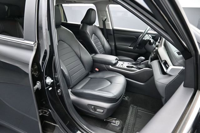 Used 2024 Toyota Highlander XLE FWD image 29
