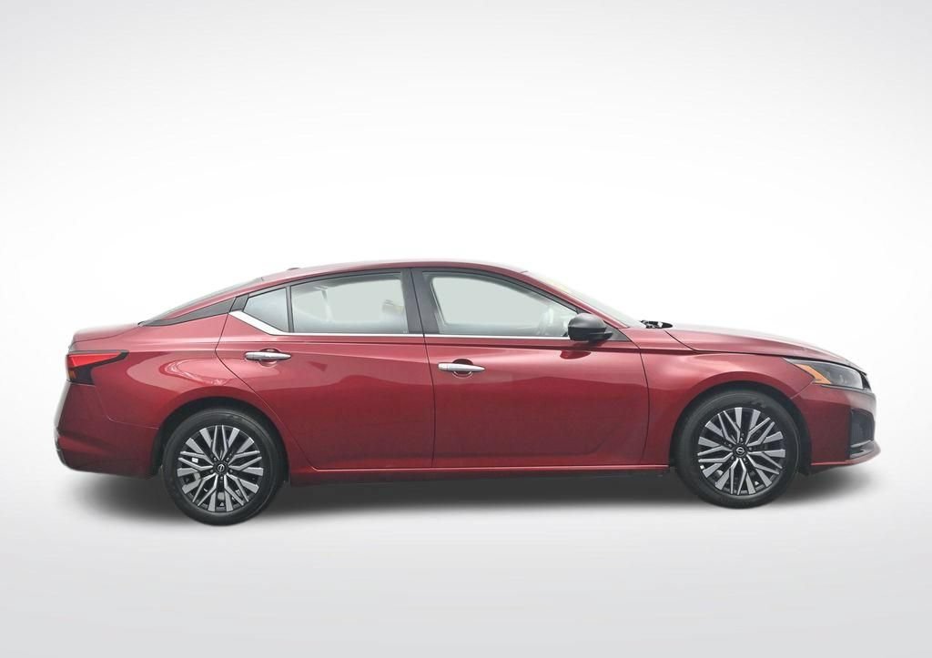 Used 2024 Nissan Altima 2.5 SV FWD image 4