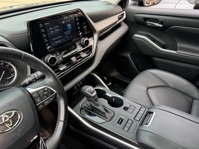 Used 2020 Toyota Highlander XLE AWD/4WD image 19