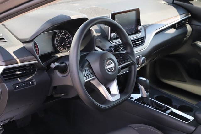 Used 2025 Nissan Altima 2.5 SV FWD image 11