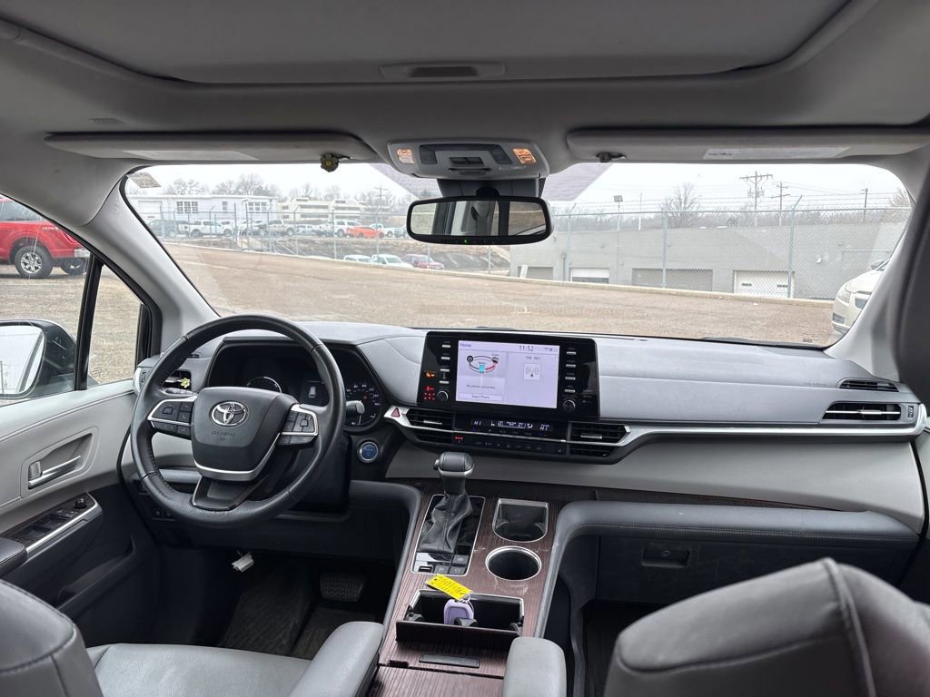 Used 2022 Toyota Sienna XLE image 10