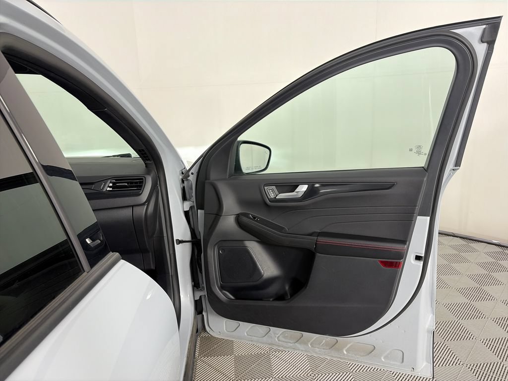 Certified 2025 Ford Escape ST-Line Select AWD/4WD image 30