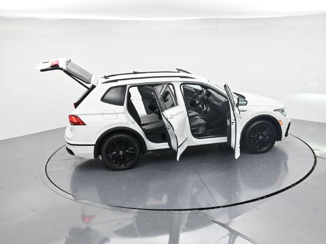 Used 2022 Volkswagen Tiguan SE R-Line FWD image 41
