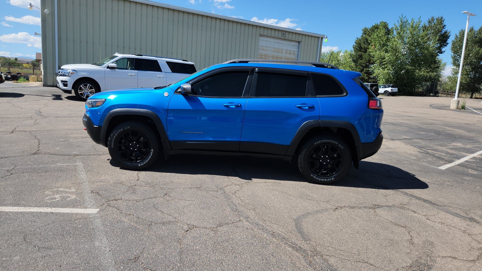 Used 2019 Jeep Cherokee Trailhawk AWD/4WD image 6