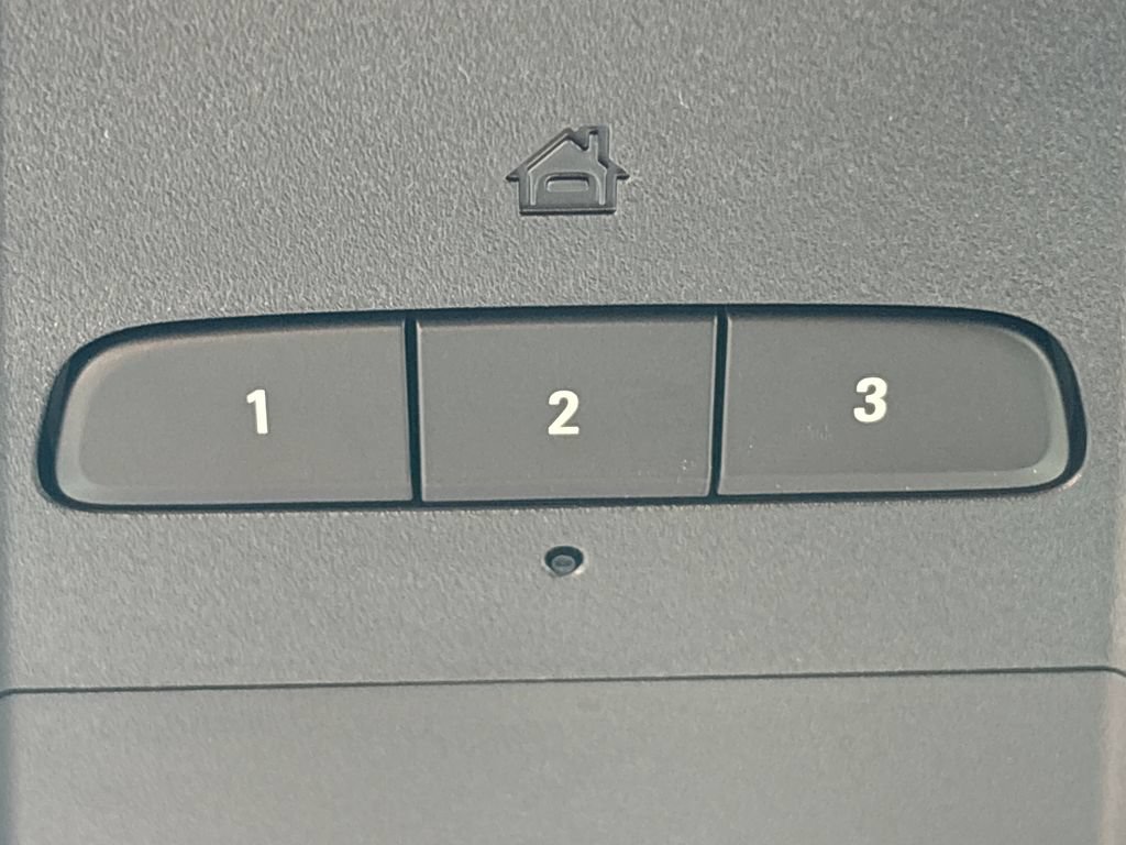 Used 2023 Cadillac XT4 Luxury w/ Cold Weather Package FWD image 32