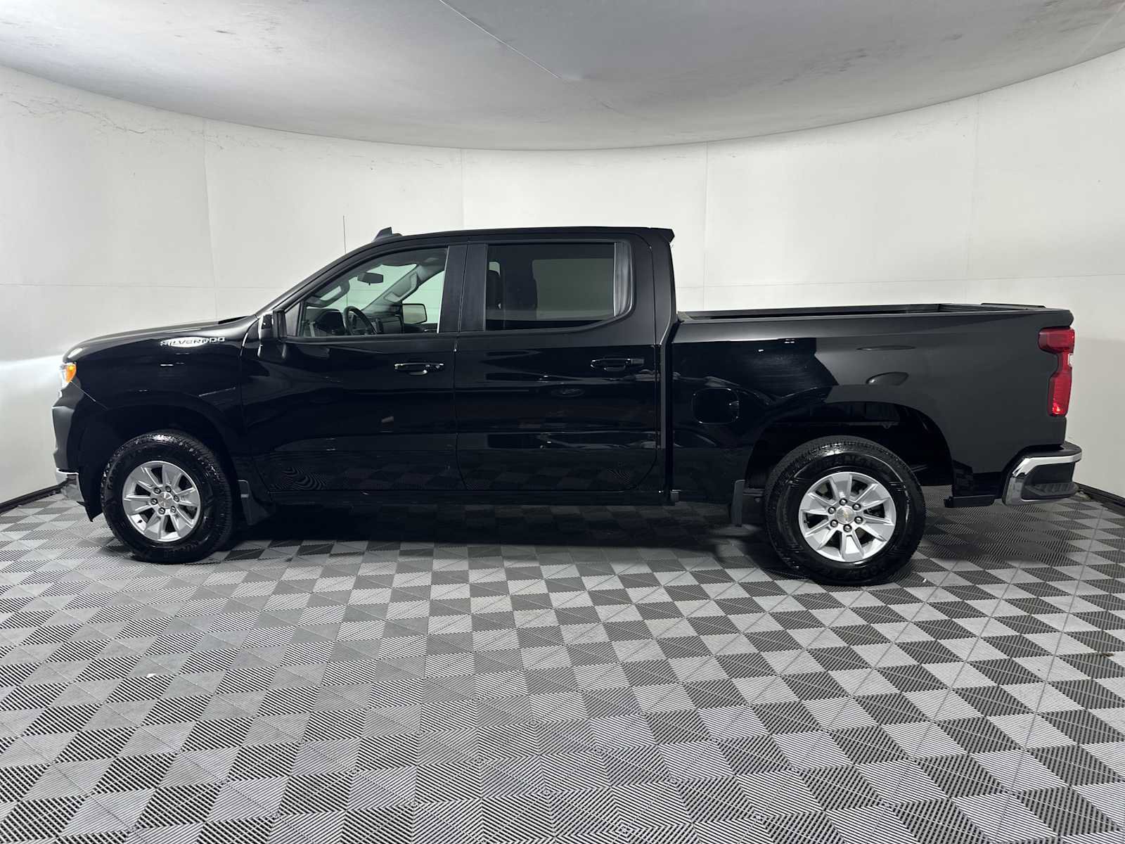 Used 2025 Chevrolet Silverado 1500 LT image 2