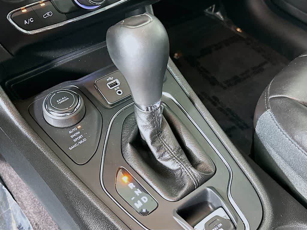 Used 2019 Jeep Cherokee Latitude Plus w/ Cold Weather Group AWD/4WD image 19