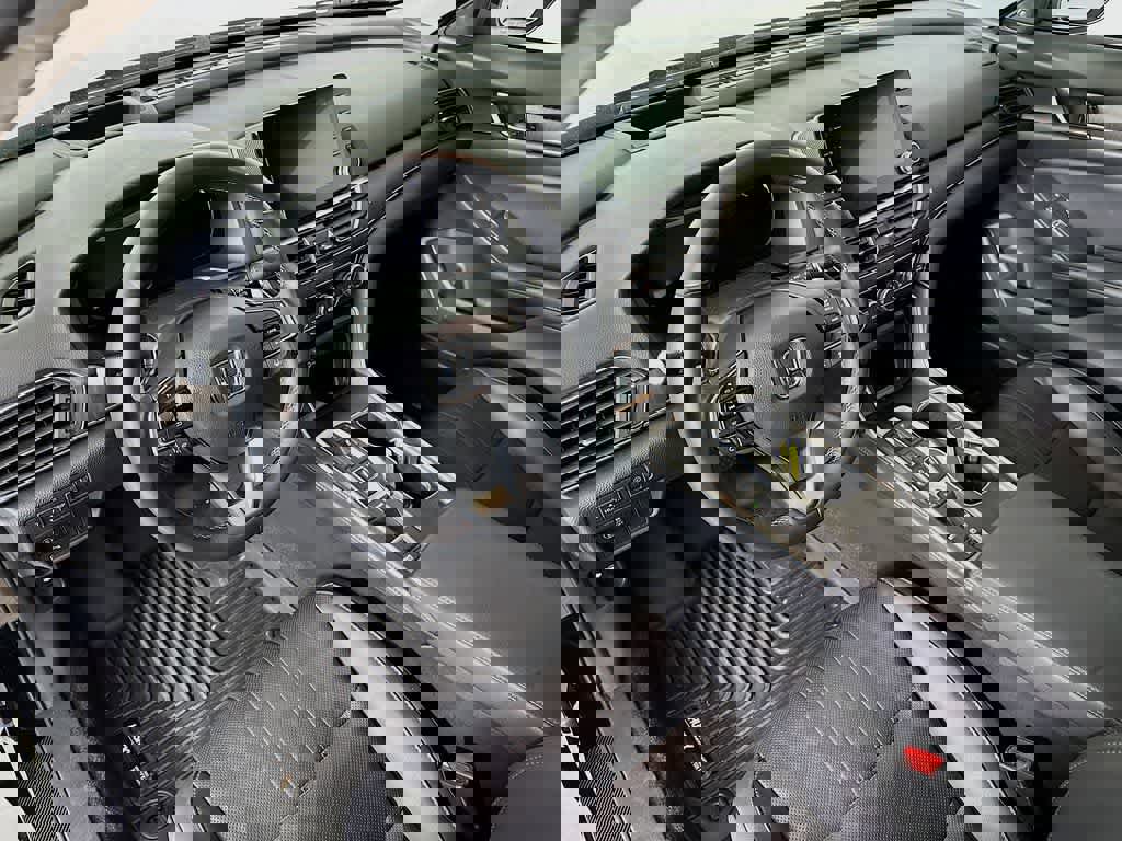 Used 2018 Honda Accord Touring image 2