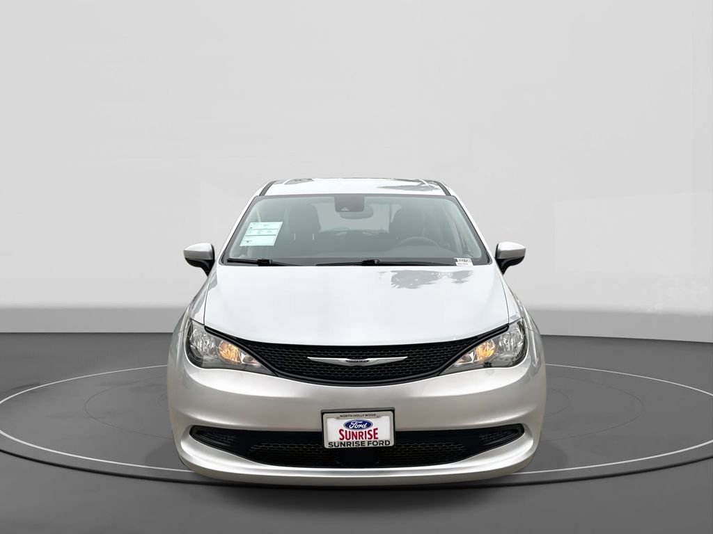 Used 2023 Chrysler Voyager LX image 7