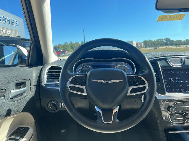 Used 2020 Chrysler 300 Touring RWD image 10