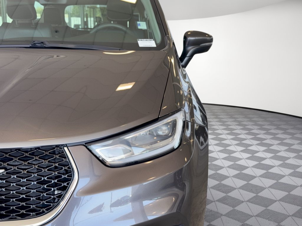 Used 2023 Chrysler Pacifica Touring-L FWD image 12