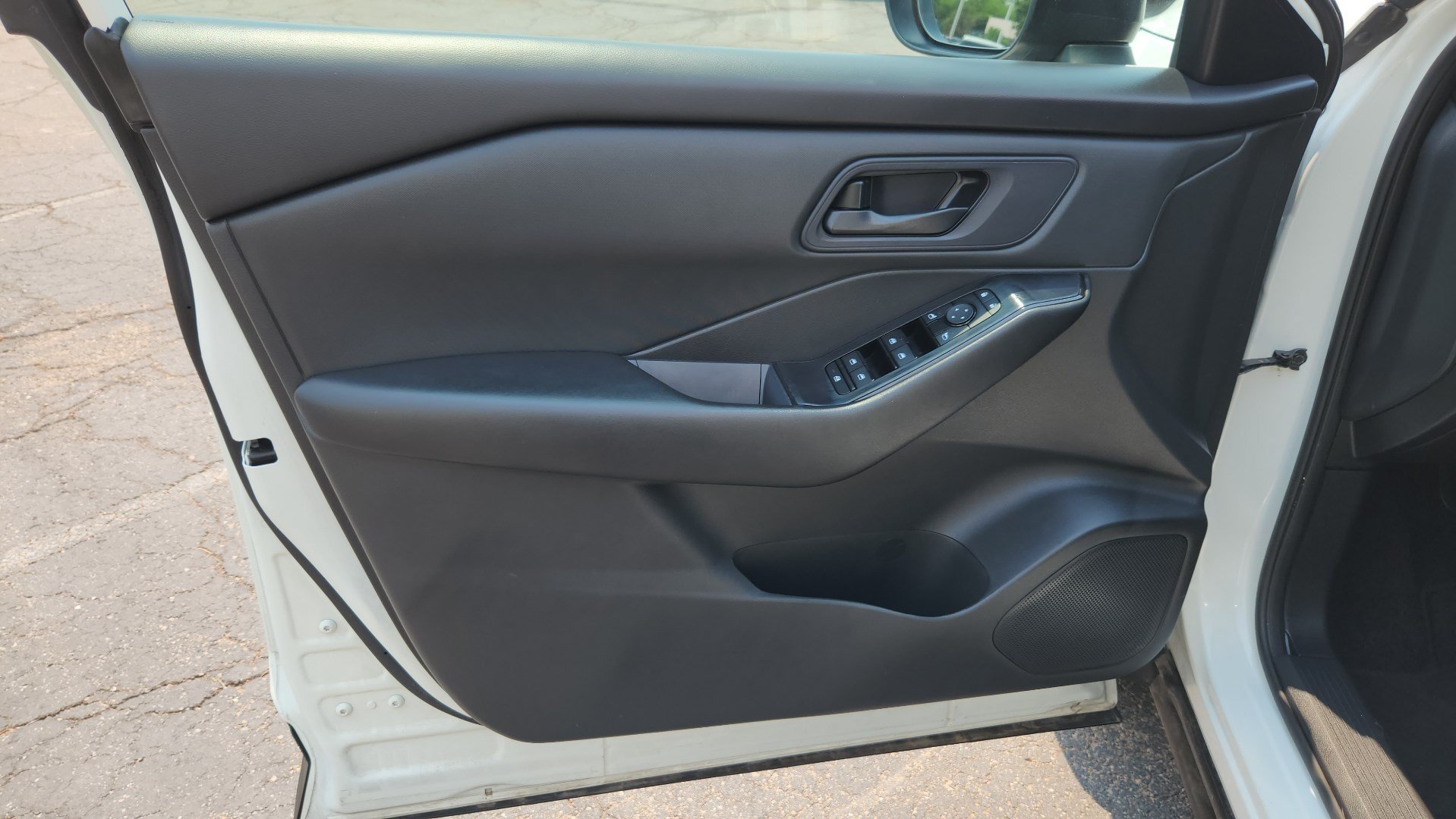 Used 2024 Nissan Rogue S AWD/4WD image 18