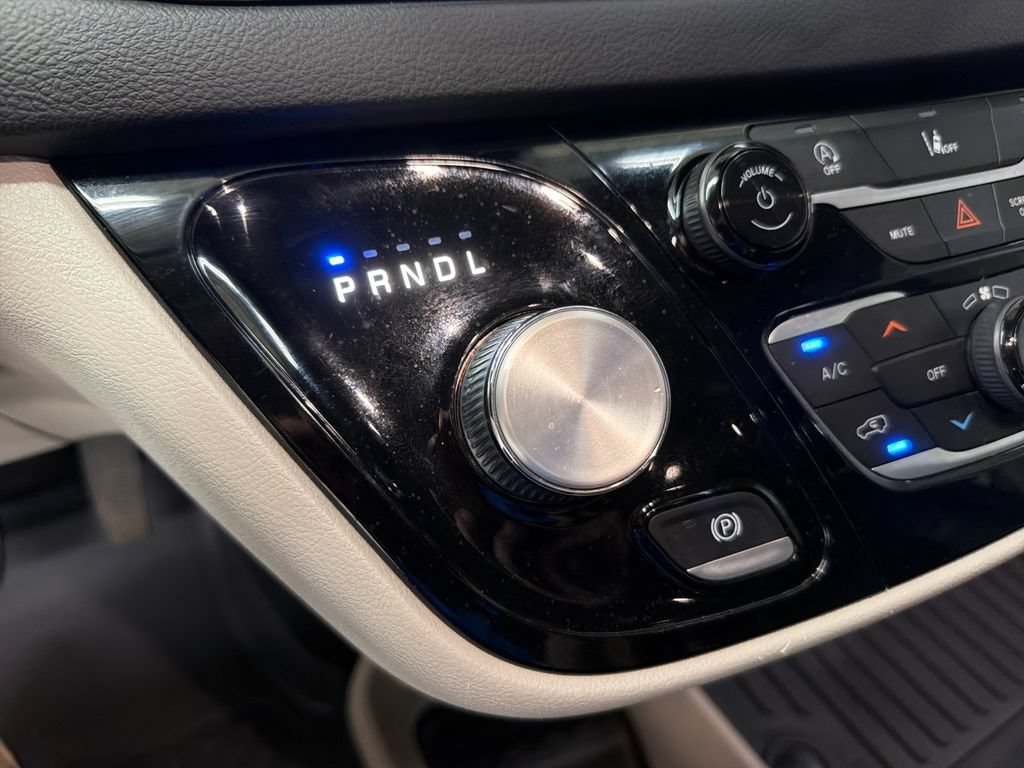 Used 2022 Chrysler Pacifica Touring-L FWD image 28