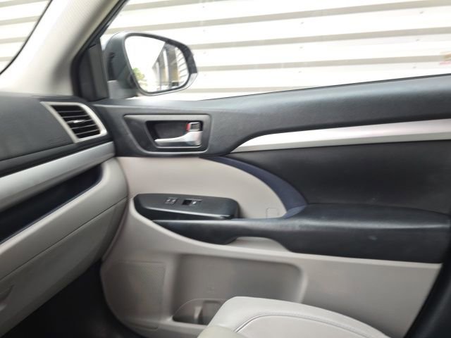 Used 2019 Toyota Highlander XLE image 16