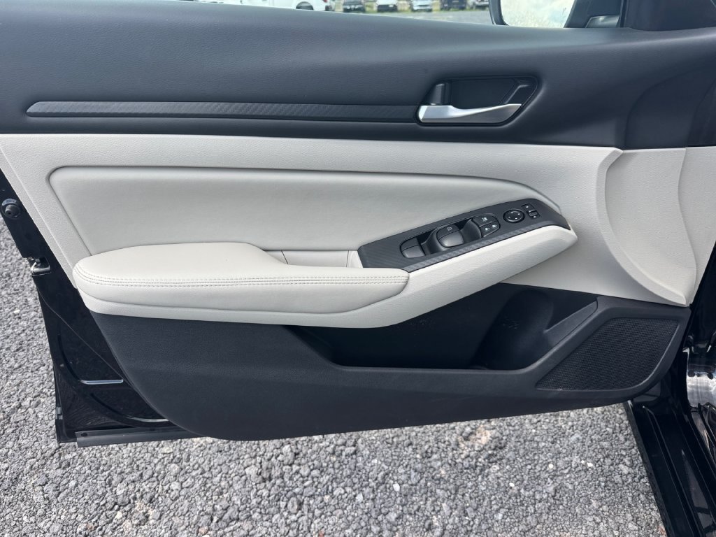 Used 2025 Nissan Altima 2.5 SV FWD image 33