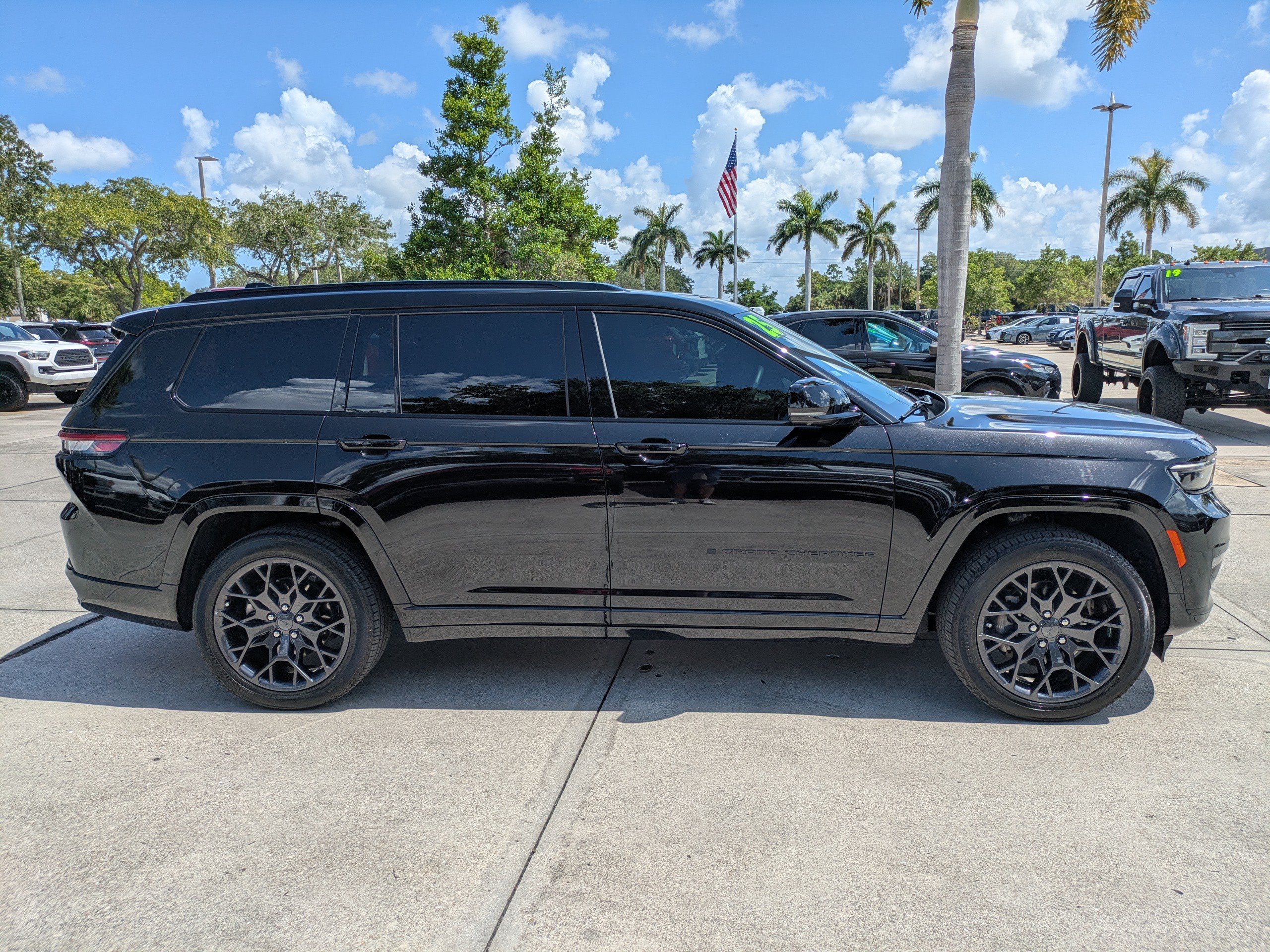 Used 2025 Jeep Grand Cherokee L Summit w/ Obsidian Package AWD/4WD image 3