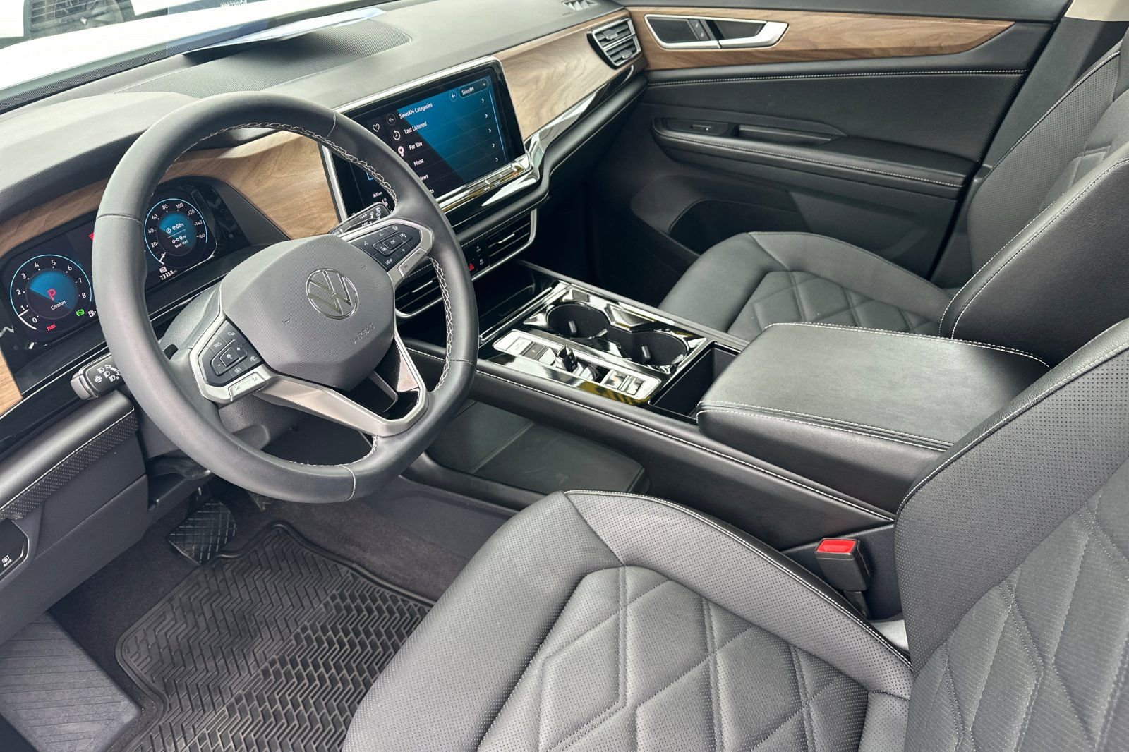 Used 2024 Volkswagen Atlas SE w/ Panoramic Sunroof Package FWD image 9