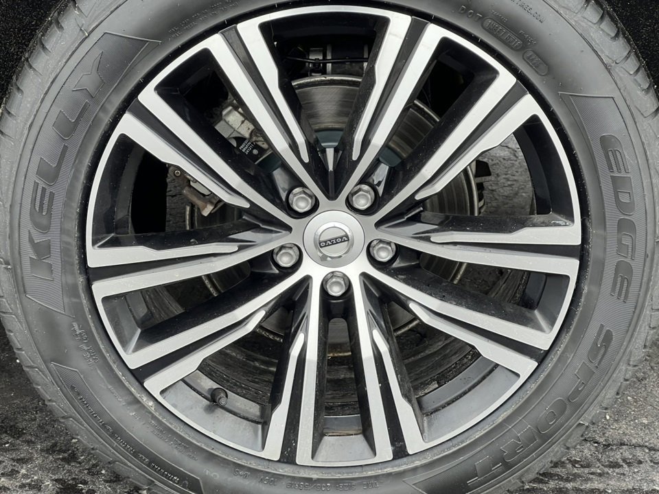 Used 2022 Volvo XC60 B5 Inscription image 13