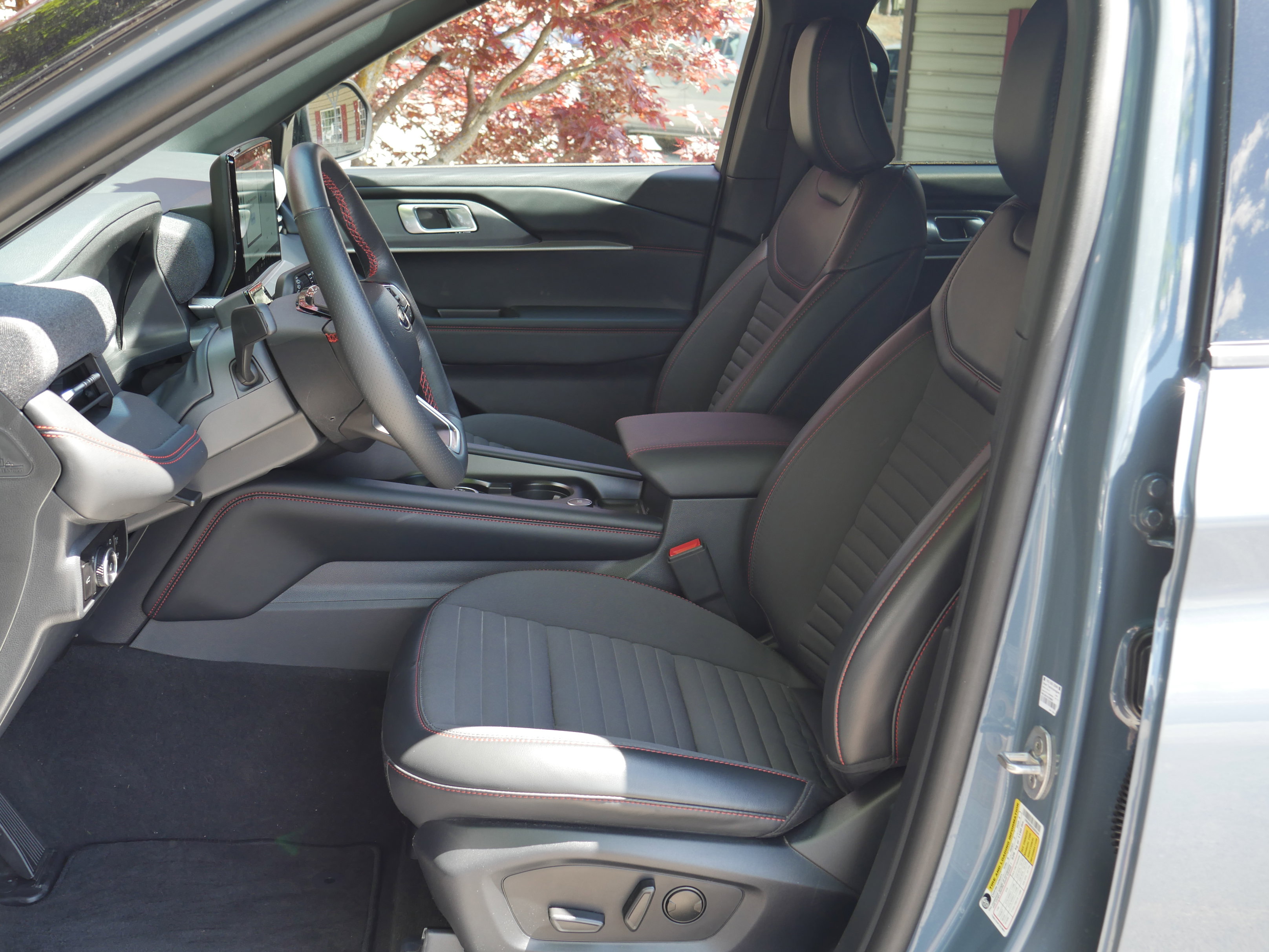 Certified 2025 Ford Explorer ST-Line w/ Premium Package AWD/4WD image 3