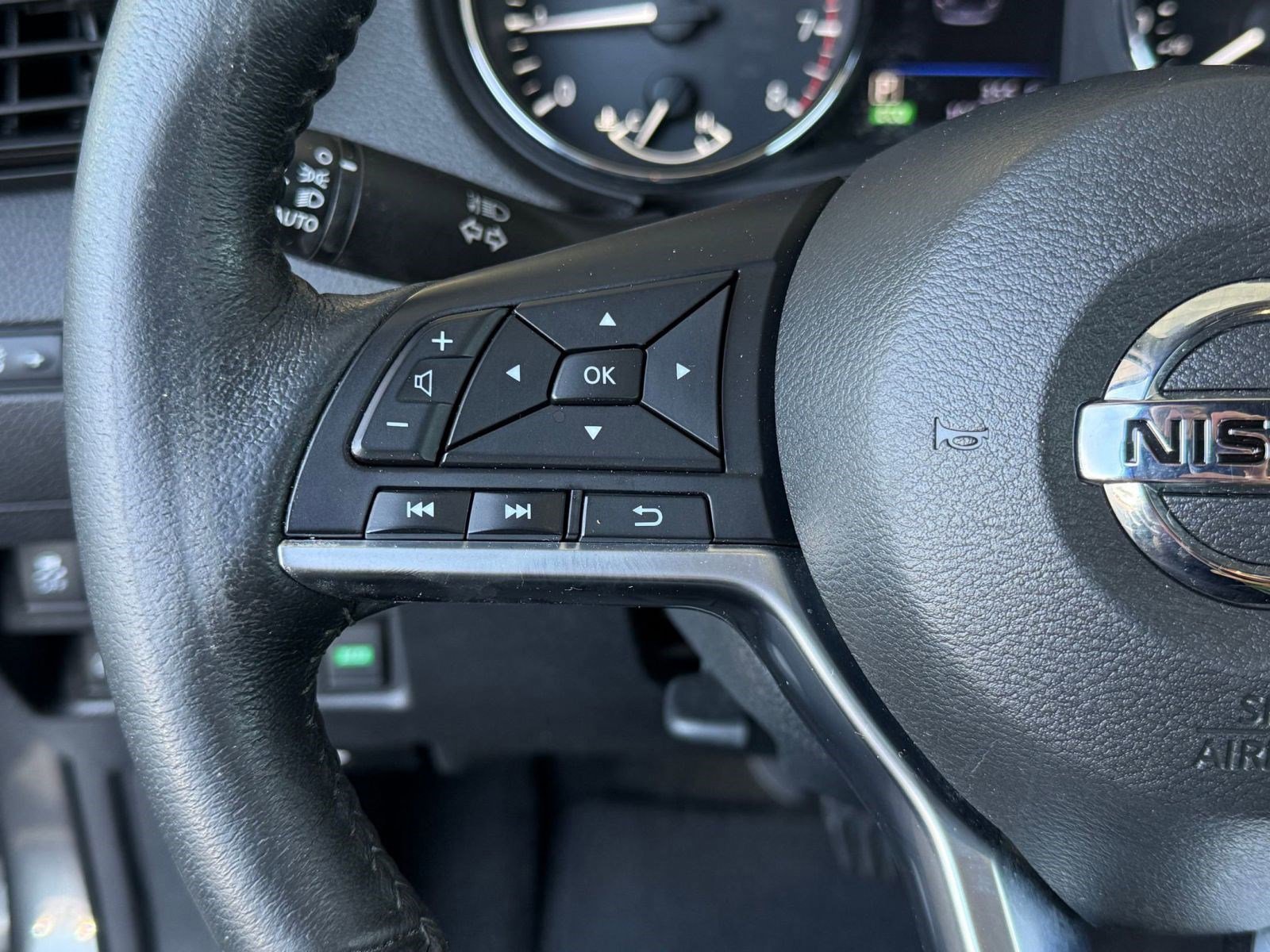 Used 2019 Nissan Rogue SV w/ Premium Package FWD image 18