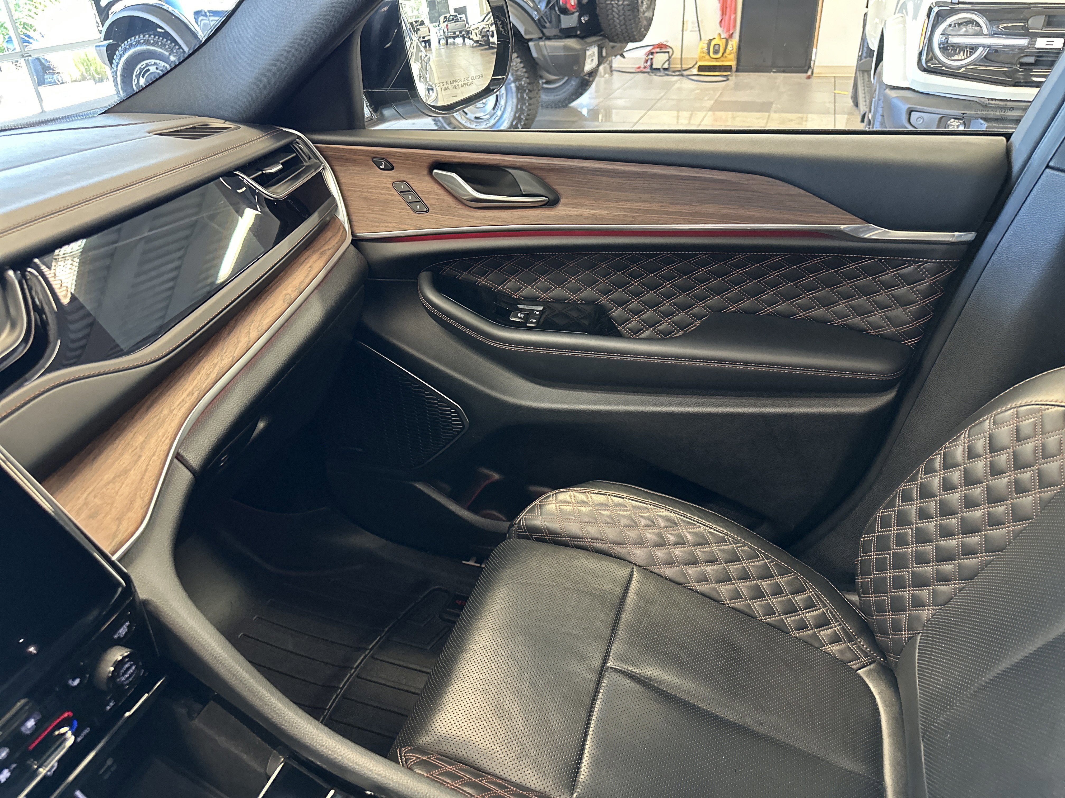 Used 2022 Jeep Grand Cherokee L Summit w/ Advanced Protech Group IV image 28