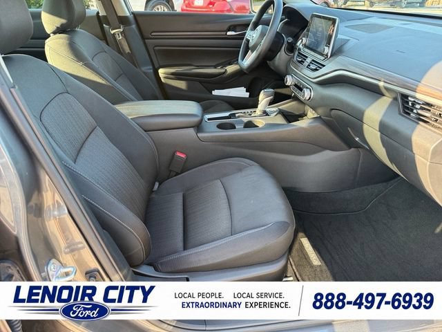 Used 2025 Nissan Altima 2.5 SV FWD image 13