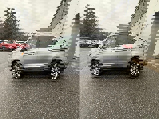 Certified 2022 Ford Edge Titanium image 2