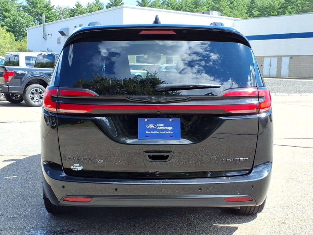 Used 2025 Chrysler Pacifica Limited FWD image 5