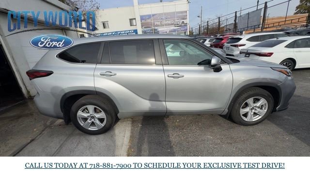 Used 2024 Toyota Highlander LE image 2