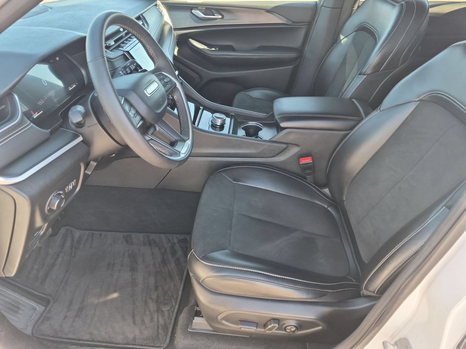 Used 2025 Jeep Grand Cherokee Altitude AWD/4WD image 12