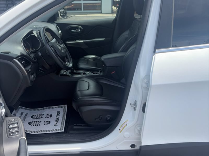 Used 2019 Jeep Cherokee Latitude Plus FWD image 18